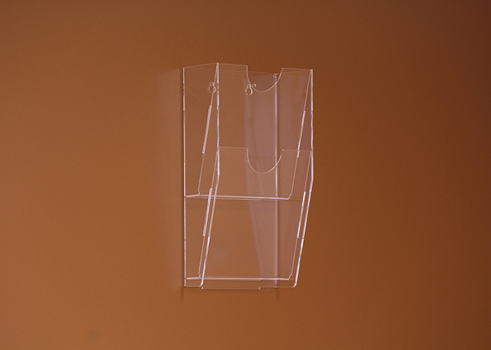 Átlátszó plexiből készült 2 rekeszes fali szórólaptartó, amely alkalmas szórólapok, prospektusok és információs anyagok esztétikus és jól látható megjelenítésére irodákban, üzletekben, recepciókon és közösségi terekben.