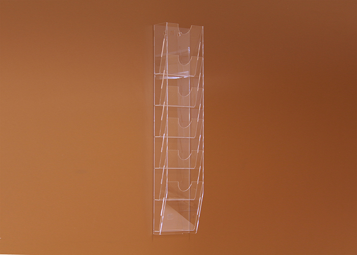 Átlátszó plexiből készült 6 rekeszes fali szórólaptartó, amely alkalmas szórólapok, prospektusok és információs anyagok esztétikus és jól látható megjelenítésére irodákban, üzletekben, recepciókon és közösségi terekben.