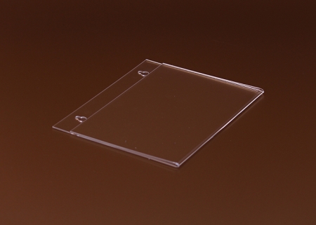 A plexi laptartóba oldalról lehet becsúsztatni a papírlapot. Három oldalon nyitott, alul zárt.