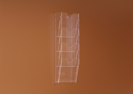 Átlátszó plexiből készült 4 rekeszes fali szórólaptartó, amely alkalmas szórólapok, prospektusok és információs anyagok esztétikus és jól látható megjelenítésére irodákban, üzletekben, recepciókon és közösségi terekben.