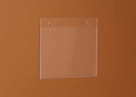 A plexi laptartóba oldalról lehet becsúsztatni a papírlapot. Három oldalon nyitott, alul zárt.