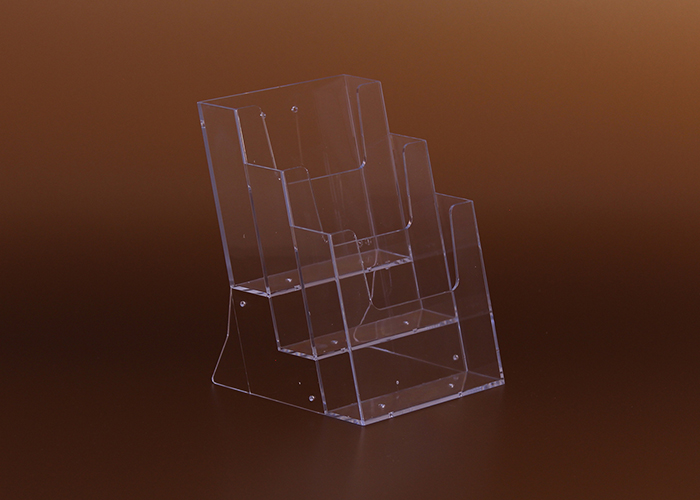 Átlátszó plexiből készült 3 rekeszes asztali szórólaptartó, amely lehetővé teszi többféle szórólap, prospektus és információs anyag rendezett és jól látható megjelenítését irodákban, recepciókon, üzletekben és kiállításokon.