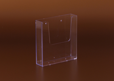 Átlátszó plexiből készült 1 rekeszes fali szórólaptartó, amely alkalmas szórólapok, prospektusok és információs anyagok esztétikus és jól látható megjelenítésére irodákban, üzletekben, recepciókon és közösségi terekben.