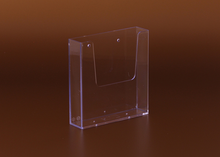 Átlátszó plexiből készült 1 rekeszes fali szórólaptartó, amely alkalmas szórólapok, prospektusok és információs anyagok esztétikus és jól látható megjelenítésére irodákban, üzletekben, recepciókon és közösségi terekben.