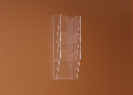 Átlátszó plexiből készült 3 rekeszes fali szórólaptartó, amely alkalmas szórólapok, prospektusok és információs anyagok esztétikus és jól látható megjelenítésére irodákban, üzletekben, recepciókon és közösségi terekben.