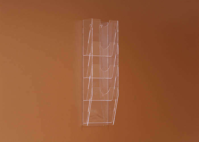 Átlátszó plexiből készült 4 rekeszes fali szórólaptartó, amely alkalmas szórólapok, prospektusok és információs anyagok esztétikus és jól látható megjelenítésére irodákban, üzletekben, recepciókon és közösségi terekben.