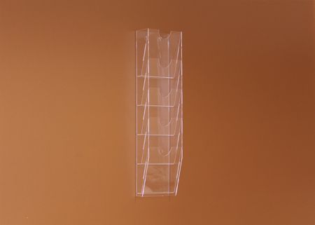 Átlátszó plexiből készült 5 rekeszes fali szórólaptartó, amely alkalmas szórólapok, prospektusok és információs anyagok esztétikus és jól látható megjelenítésére irodákban, üzletekben, recepciókon és közösségi terekben.