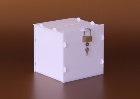 Kocka alakú adománygyűjtő doboz, persely, lapra szerelt kivitelben, a doboz lakattal zárható, melyhez 3 db kulcs tartozik.
