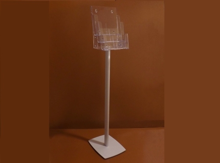 Állványra szerelhető plexi szórólaptartó, amely ideális megoldás szórólapok és információs anyagok kihelyezésére. Stabil felépítése miatt jól használható üzletekben, kiállításokon és ügyfélterekben.