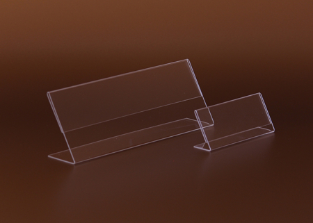 Egyoldalas névtartó, névtábla, konferencia névtábla. A papírlapot a plexi közé lehet becsúsztatni egy oldalról.