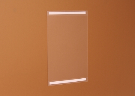 Anyaga PET, hajlékony, antireflex anyag. Két oldalon zárt laptartó, hátoldalon kétoldalas ragasztóval a visszahajtott fülön. A papírlapot oldalról lehet becsúsztatni a laptartóba.