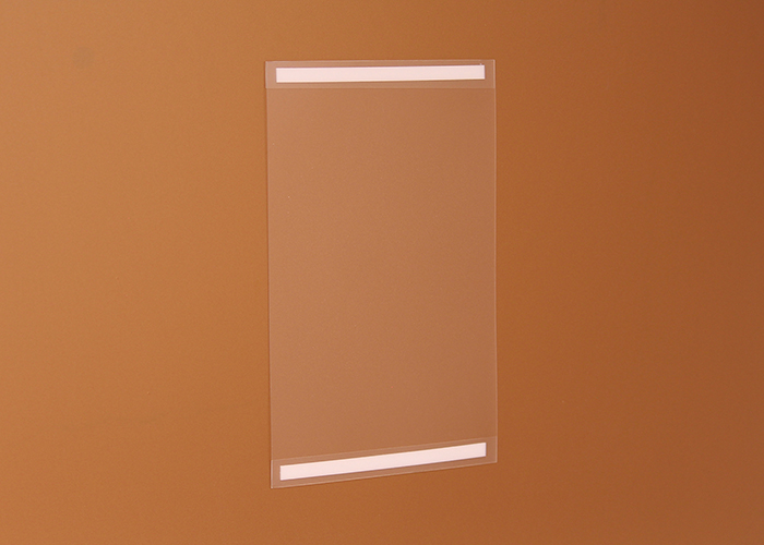 Anyaga PET, hajlékony, antireflex anyag. Két oldalon zárt laptartó, hátoldalon kétoldalas ragasztóval a visszahajtott fülön. A papírlapot oldalról lehet becsúsztatni a laptartóba.