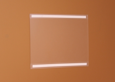 Anyaga PET, hajlékony, antireflex anyag. Két oldalon zárt laptartó, hátoldalon kétoldalas ragasztóval a visszahajtott fülön. A papírlapot oldalról lehet becsúsztatni a laptartóba.