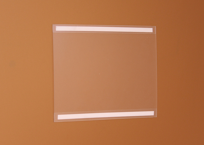 Anyaga PET, hajlékony, antireflex anyag. Két oldalon zárt laptartó, hátoldalon kétoldalas ragasztóval a visszahajtott fülön. A papírlapot oldalról lehet becsúsztatni a laptartóba.