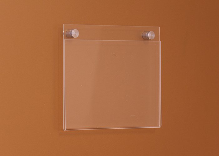 Egy oldalon zárt, három oldalon nyitott plexi, fali laptartó. A papírlapot oldalról lehet becsúsztatni a laptartóba.