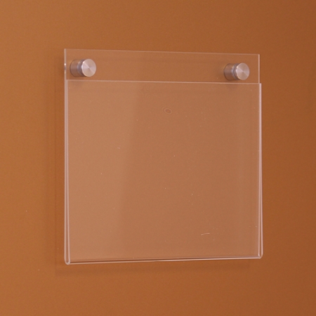 Egy oldalon zárt, három oldalon nyitott plexi, fali laptartó. A papírlapot oldalról lehet becsúsztatni a laptartóba.
