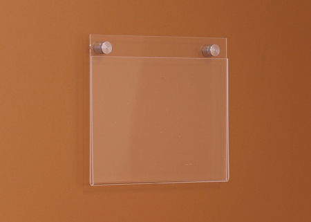 Egy oldalon zárt, három oldalon nyitott plexi, fali laptartó. A papírlapot oldalról lehet becsúsztatni a laptartóba.