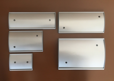 Alumínium profilos tábla, műanyag zárókupakkal, PET előlappal. Irodaházakba, hivatalokba ajánlott, felfúrható vagy felragasztható névtábla, széles méretválasztékban.