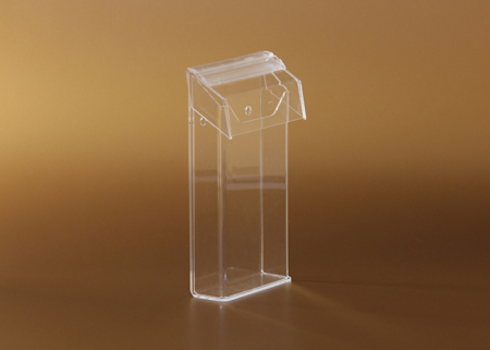 Átlátszó plexiből készült fedeles, 1 rekeszes fali szórólaptartó, amely védi a szórólapokat a portól és külső hatásoktól, miközben rendezett és jól látható megjelenítést biztosít üzletekben, intézményekben, recepciókon és közösségi terekben.