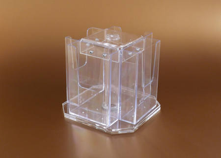 Forgatható kialakítású asztali plexi szórólaptartó A4 formátumú anyagok számára, 1 szintes kivitelben. Ideális pultokra, recepciókra és ügyfélterekbe, ahol fontos a könnyű hozzáférés és az igényes megjelenés.