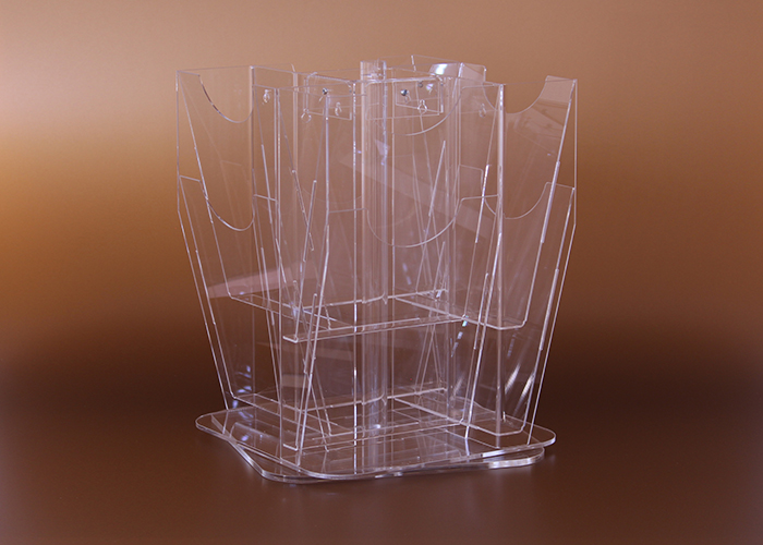 Forgatható kialakítású asztali plexi szórólaptartó A6 formátumú anyagok számára, 3 szintes kivitelben. Ideális pultokra, recepciókra és információs pontokra, ahol fontos a kompakt méret és az átlátható elrendezés.