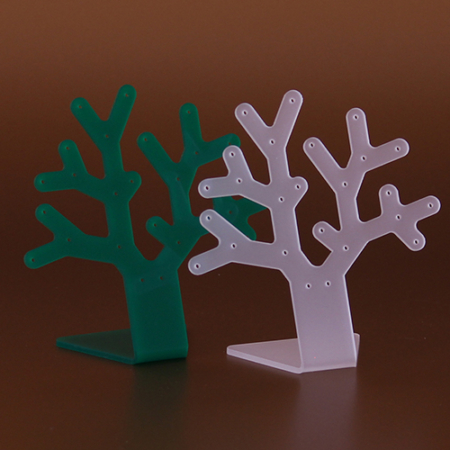 Fa formájú plexi fülbevalótartó, amely esztétikusan és rendezett módon mutatja be a fülbevalókat. Ideális üzletekbe, kiállításokra és bemutatóterekbe, ahol fontos a látványos és könnyen kezelhető elrendezés.