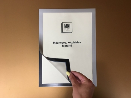 Üvegre, falra, ajtóra ragasztható laptartó. Kétoldalas, öntapadó, mágnesesen záródó PVC tok.