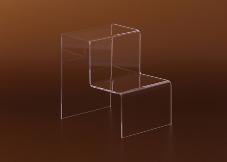 Kétszintes, lépcsőzetes plexi áruemelő, amely biztosítja a termékek jól látható és esztétikus elrendezését. Ideális polcokra, kirakatokba, bemutatóasztalokra és üzletekbe, ahol fontos a látványos és praktikus kihelyezés.