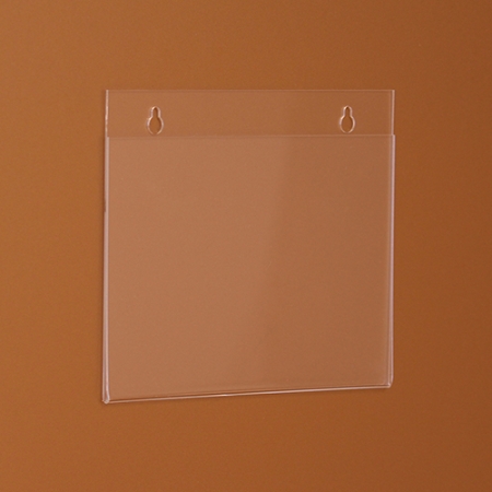 A plexi laptartóba oldalról lehet becsúsztatni a papírlapot. Három oldalon nyitott, alul zárt.