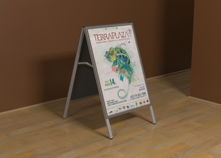 Beltéri, kétoldalas “A” alakú megállító tábla stabil konstrukcióval, műanyag hátlappal. A termék tükröződésmentes matt felületű PET előlappal rendelkezik a plakátok védelme érdekében. 