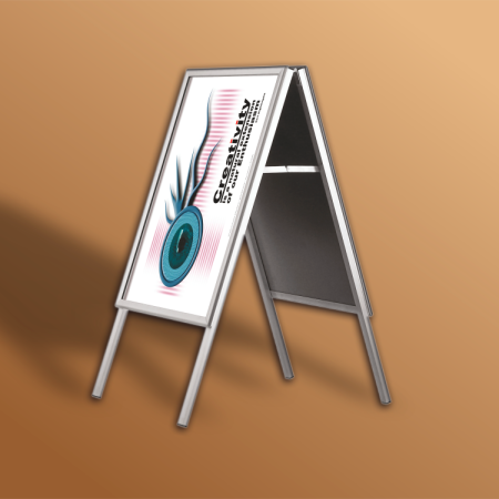 Kültéri, kétoldalas “A” alakú megállító tábla stabil konstrukcióval, fém hátlappal. A termék tükröződésmentes matt felületű PET előlappal rendelkezik a plakátok védelme érdekében.