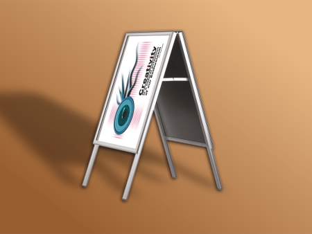 Kültéri, kétoldalas “A” alakú megállító tábla stabil konstrukcióval, fém hátlappal. A termék tükröződésmentes matt felületű PET előlappal rendelkezik a plakátok védelme érdekében.