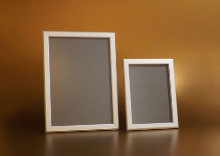 A plakátkeret eloxált alumíniumból készült, hátlap műanyag. A könnyen kezelhető pattintós kivitel, a tükröződésmentes előlap egyszerűvé és biztonságossá teszi a plakátkeret használatát, közösségi helységekben, irodában, otthon.