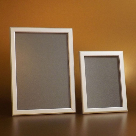 A plakátkeret eloxált alumíniumból készült, hátlap műanyag. A könnyen kezelhető pattintós kivitel, a tükröződésmentes előlap egyszerűvé és biztonságossá teszi a plakátkeret használatát, közösségi helységekben, irodában, otthon.