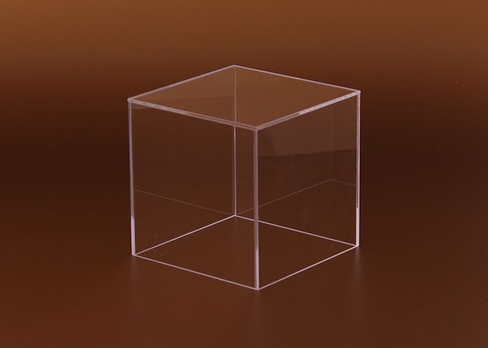 A átlátszó plexi búra, kubus kiváló megoldást nyújt értékes tárgyak, műtárgyak, makettek, gyűjtemények megóvására.