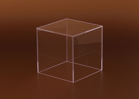 A átlátszó plexi búra, kubus kiváló megoldást nyújt értékes tárgyak, műtárgyak, makettek, gyűjtemények megóvására.