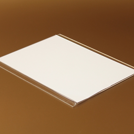 A plexi laptartó három oldalon nyitott, egyoldalon zárt. A papírlapot a laptartóba oldalról vagy felülről lehet becsúsztatni.