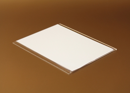 A plexi laptartó három oldalon nyitott, egyoldalon zárt. A papírlapot a laptartóba oldalról vagy felülről lehet becsúsztatni.