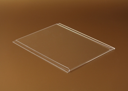 A plexi laptartó három oldalon nyitott, egyoldalon zárt. A papírlapot a laptartóba oldalról vagy felülről lehet becsúsztatni.