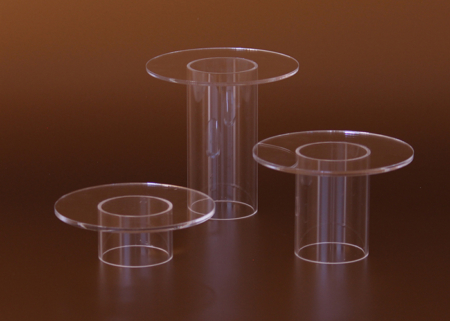 Kör alakú plexi áruemelő, amely lehetővé teszi a termékek rendezett és jól látható kihelyezését. Ideális pultokra, bemutatóasztalokra és üzlethelyiségekbe, ahol fontos a látványos és praktikus megjelenés.