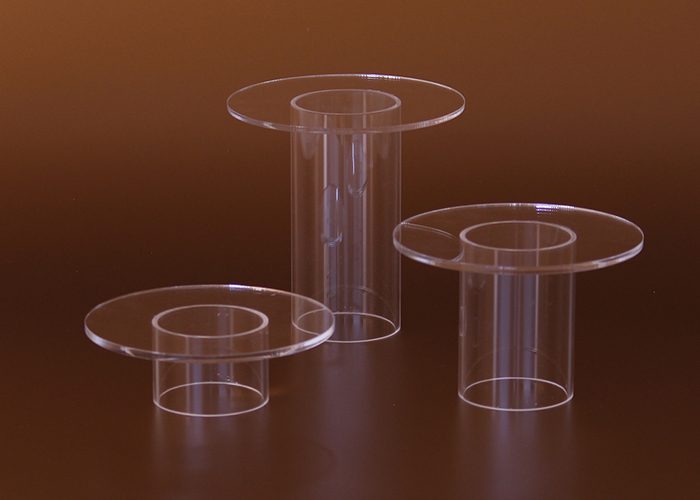 Kör alakú plexi áruemelő, amely lehetővé teszi a termékek rendezett és jól látható kihelyezését. Ideális pultokra, bemutatóasztalokra és üzlethelyiségekbe, ahol fontos a látványos és praktikus megjelenés.