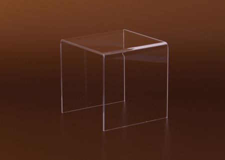 Négyzet alakú plexi áruemelő/tárgykiemelő, amely biztosítja a termékek jól látható, esztétikus és áttekinthető kihelyezését. Ideális pultokra, kirakatokba, bemutatóasztalokra és üzlethelyiségekbe, ahol fontos a látványos megjelenés és a praktikus elrendezés.