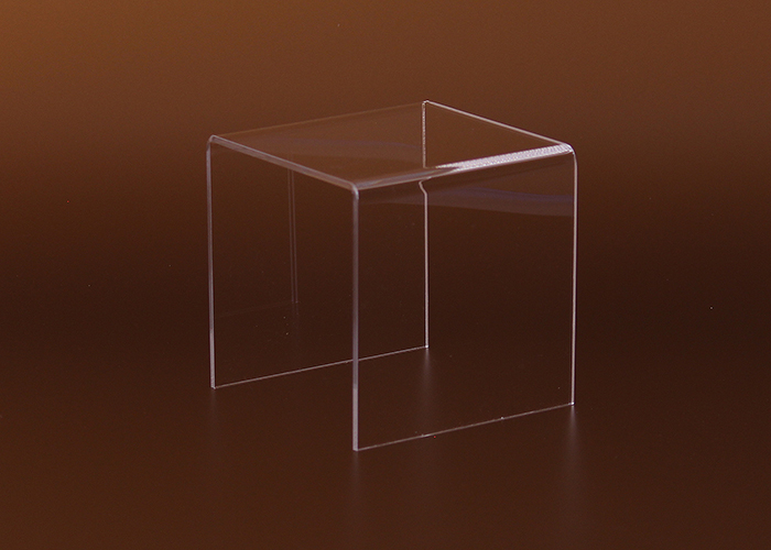 Négyzet alakú plexi áruemelő/tárgykiemelő, amely biztosítja a termékek jól látható, esztétikus és áttekinthető kihelyezését. Ideális pultokra, kirakatokba, bemutatóasztalokra és üzlethelyiségekbe, ahol fontos a látványos megjelenés és a praktikus elrendezés.