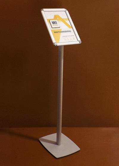 Várakoztató tábla, megállító tábla pattintós alumínium plakátkerettel, mely egyszerűen állítható álló, fekvő pozícióba. Ezüst színben.