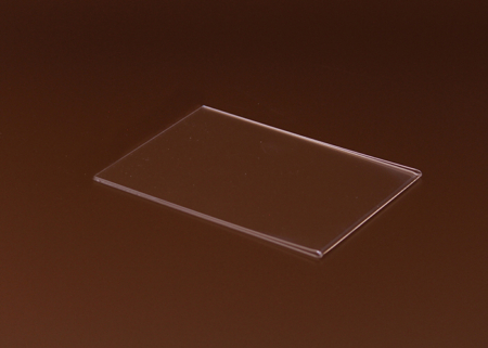 Fali plexiből készült laptartó, amely egyszerűen rögzíthető kétoldalas ragasztóval, tépőzárral, mágnes szalaggal, stb. és alkalmas információs lapok, hirdetések és tájékoztatók esztétikus megjelenítésére irodákban, üzletekben és közösségi terekben.