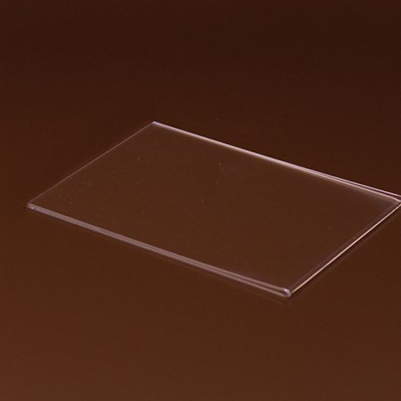 Fali plexiből készült laptartó, amely egyszerűen rögzíthető kétoldalas ragasztóval, tépőzárral, mágnes szalaggal, stb. és alkalmas információs lapok, hirdetések és tájékoztatók esztétikus megjelenítésére irodákban, üzletekben és közösségi terekben.