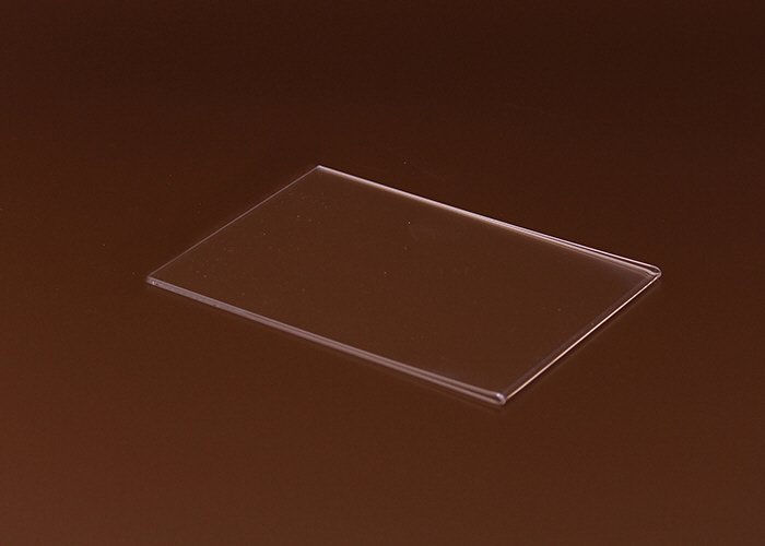 Fali plexiből készült laptartó, amely egyszerűen rögzíthető kétoldalas ragasztóval, tépőzárral, mágnes szalaggal, stb. és alkalmas információs lapok, hirdetések és tájékoztatók esztétikus megjelenítésére irodákban, üzletekben és közösségi terekben.