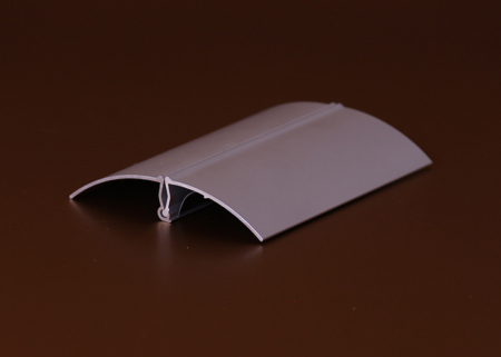 Ez a fémtalpú, rugós táblatartó gyors és praktikus megoldás információk, árak vagy jelzések kihelyezésére vendéglátásban és üzletben. Olyan merevebb anyag is belefogható, ami önmagában tartást ad, így könnyen cserélhető a tartalom.