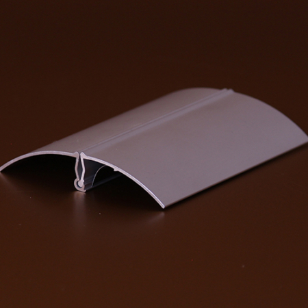 Ez a fémtalpú, rugós táblatartó gyors és praktikus megoldás információk, árak vagy jelzések kihelyezésére vendéglátásban és üzletben. Olyan merevebb anyag is belefogható, ami önmagában tartást ad, így könnyen cserélhető a tartalom.