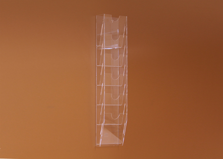 Átlátszó plexiből készült 6 rekeszes fali szórólaptartó, amely alkalmas szórólapok, prospektusok és információs anyagok esztétikus és jól látható megjelenítésére irodákban, üzletekben, recepciókon és közösségi terekben.